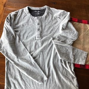 Men’s long sleeve Henley/ Barely worn